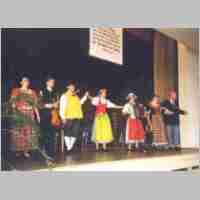 592-1145 Hauptkreistreffen 2001 Bad Nenndorf. Das Deutsche Theater Kaliningrad bedankt sich beim Publikum fuer den grossen Beifall.jpg